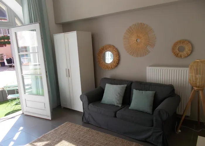 La Cour De Berthe Ouest Daire *